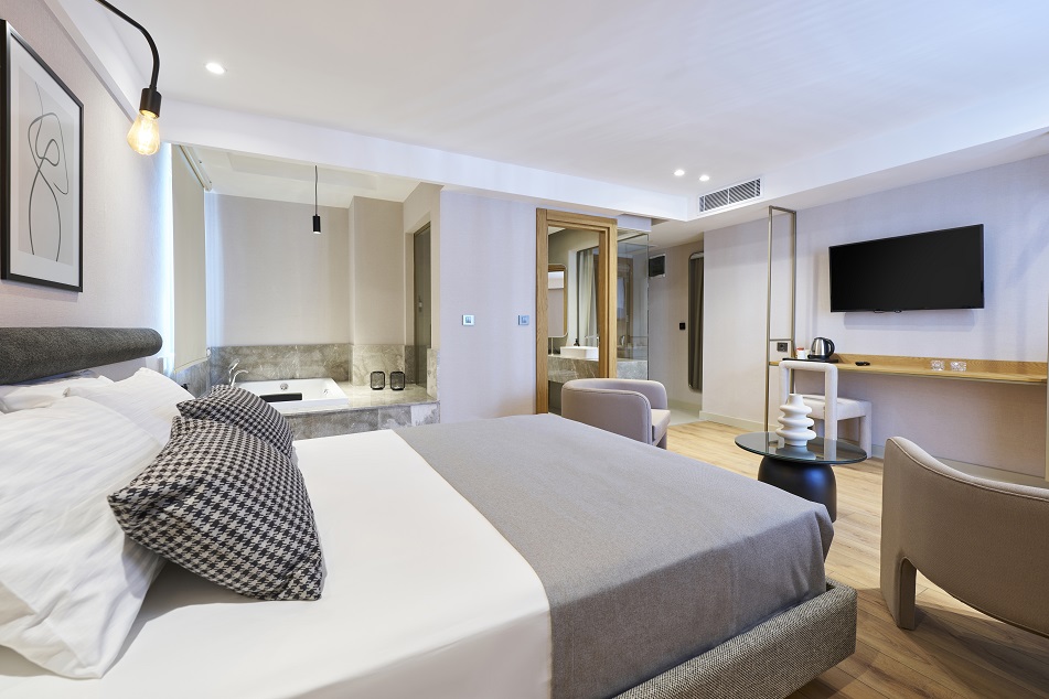 Queen Room with Spa Bath